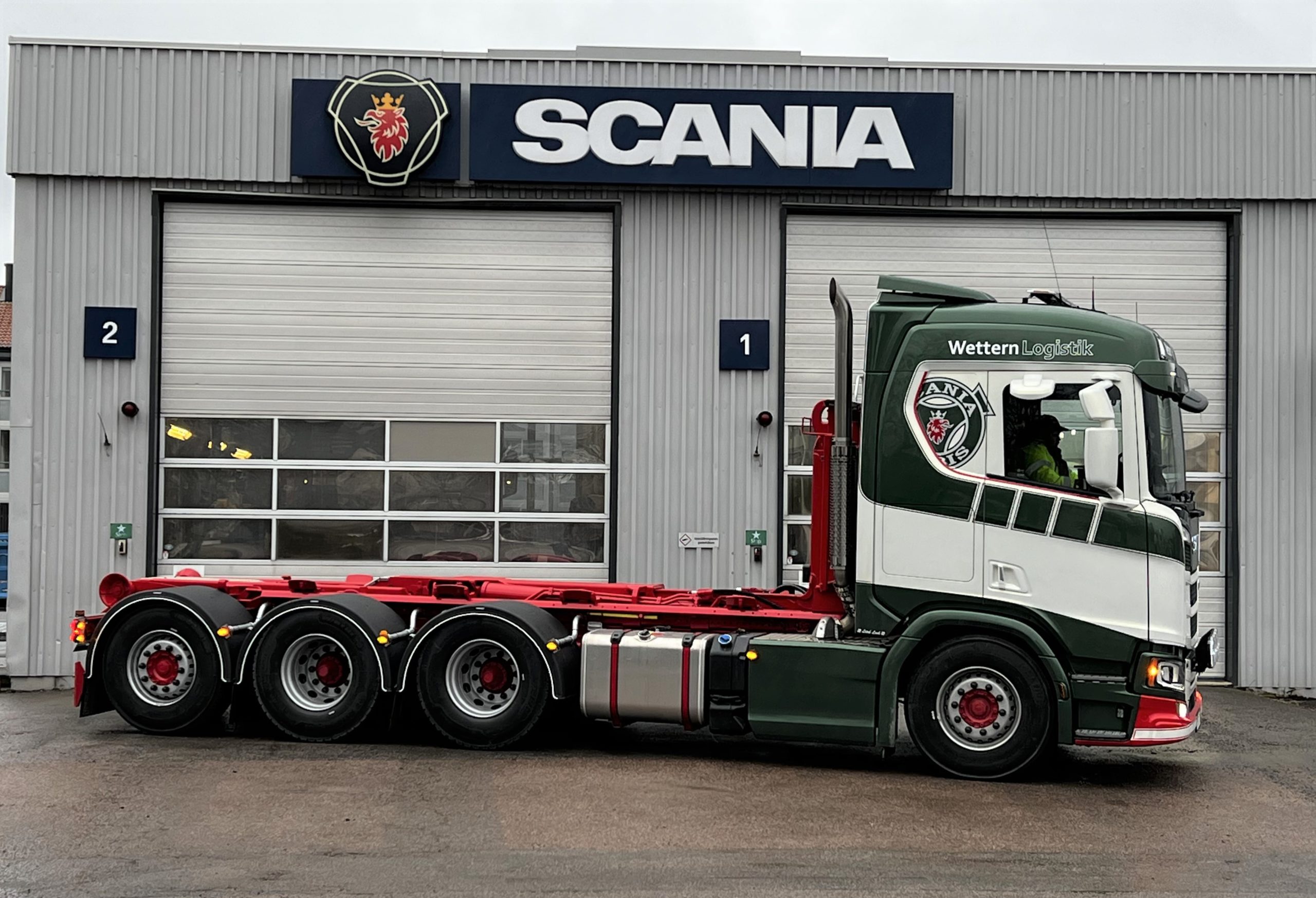 Scania R590 8x4*4 HIAB lastväxlare - Svenstigs